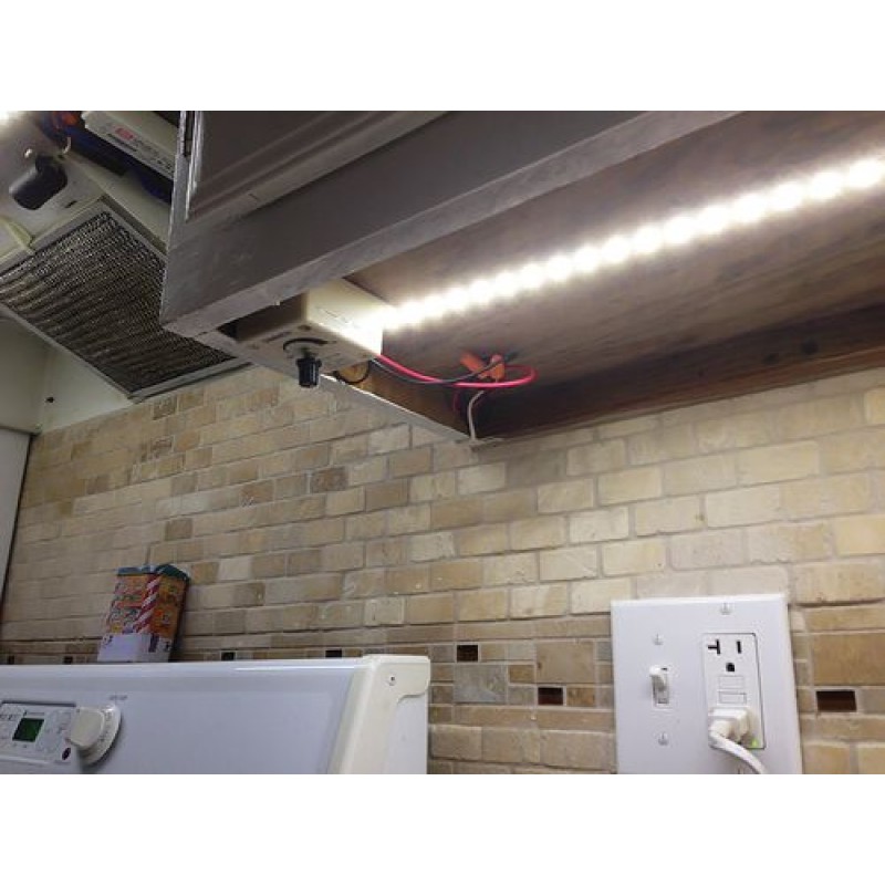 Схема включения кухонной подсветки. Крепление диодной ленты на кухне. Подсветка кухонного гарнитура кабель. Как подключить подсветку на кухне. Как подключить подсветку на кухне.